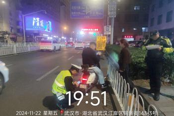 向闯桥隧非法行为说“NO” 江岸交警倾情护平安  