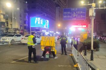 向闯桥隧非法行为说“NO” 江岸交警倾情护平安  -图2