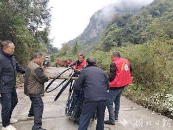 鹤峰铁炉：深山寻水源  “一管清水”通农家 -图2