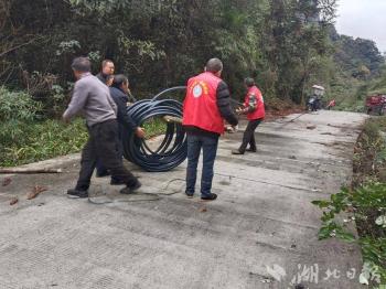 鹤峰铁炉：深山寻水源  “一管清水”通农家 -图3